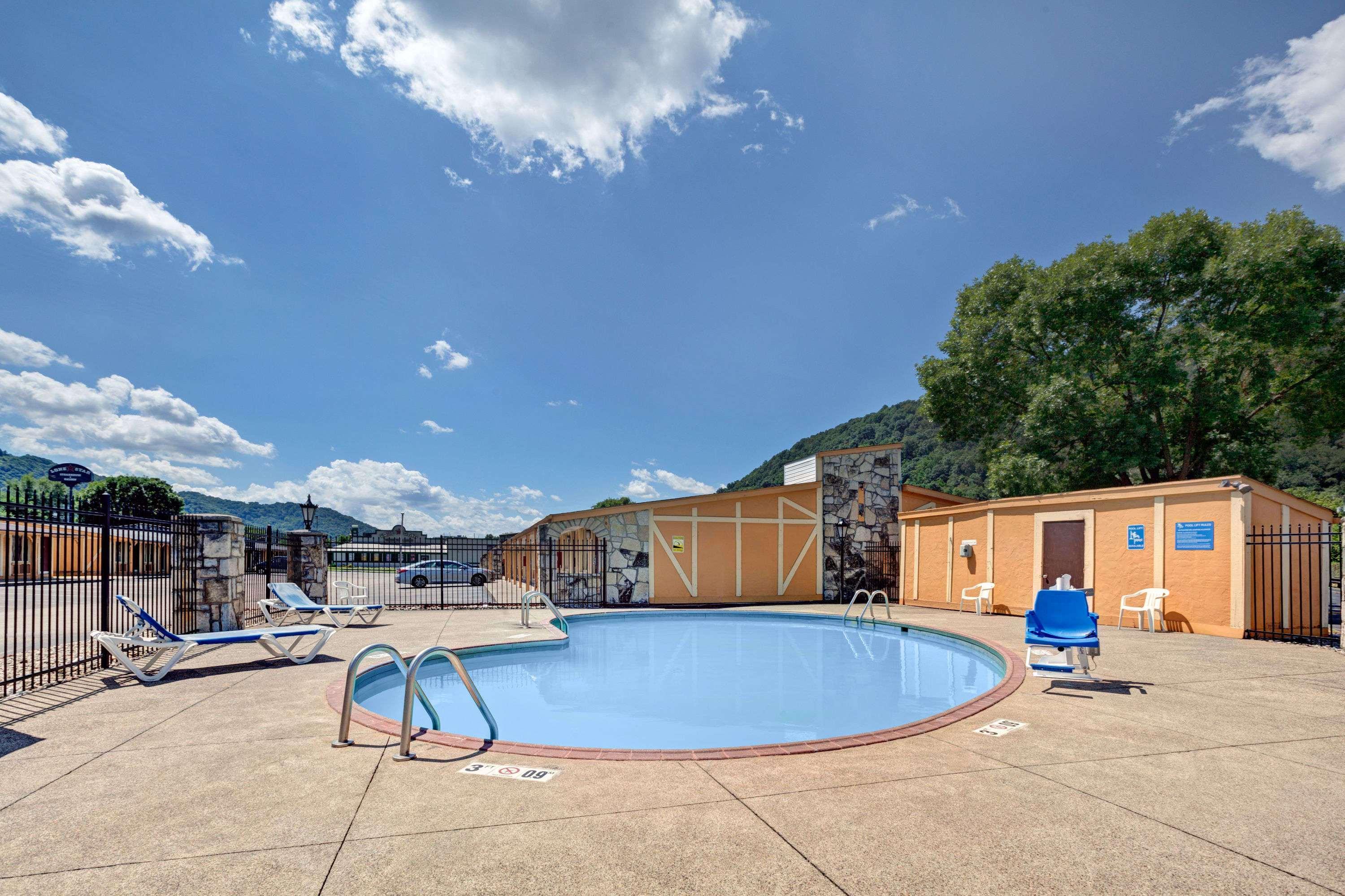 Comfort Inn Charleston Exterior photo